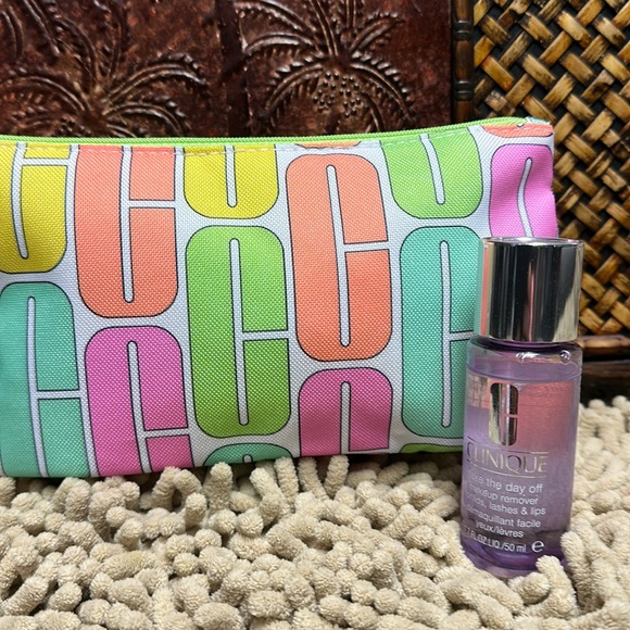 Clinique Other - ❣️5/$25❣️Clinique makeup 💄 bag & makeup remover